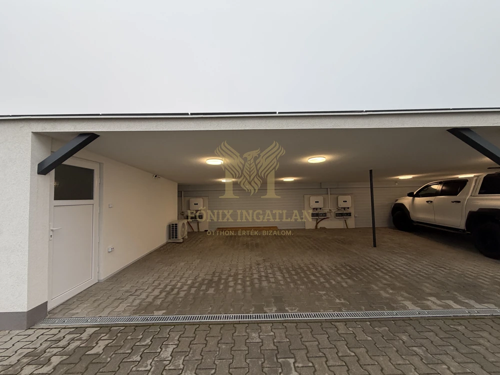 Újszerű, napelemes prémium lakás a Kastélydomb lakóparkban – panorámás kilátással!