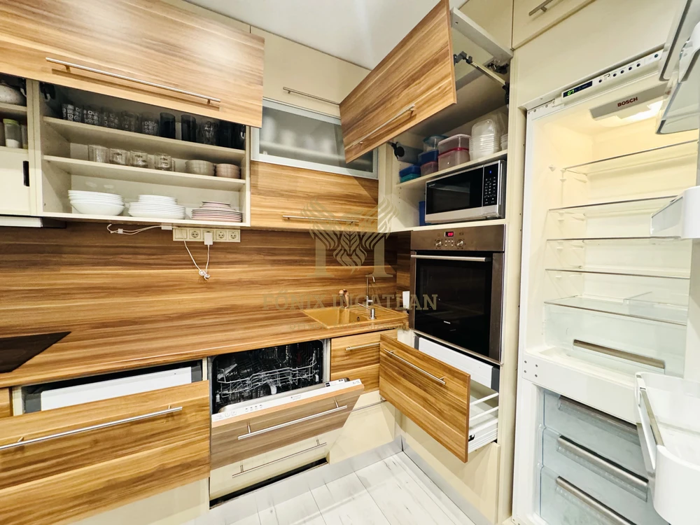 Földszinti, teraszos luxus lakás eladó!