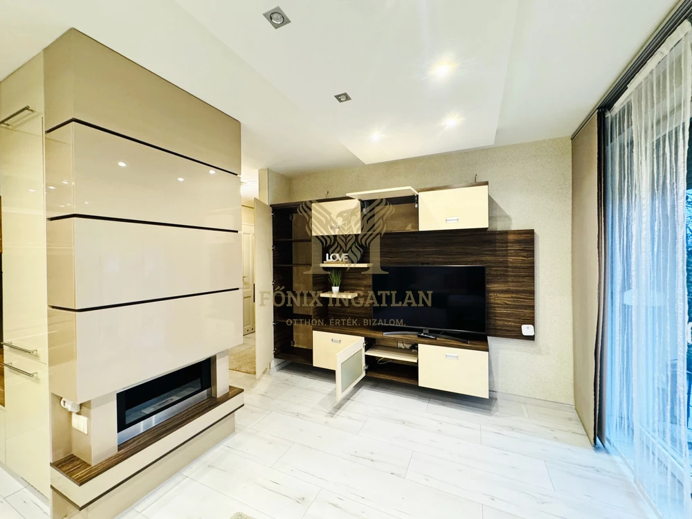 Földszinti, teraszos luxus lakás eladó!