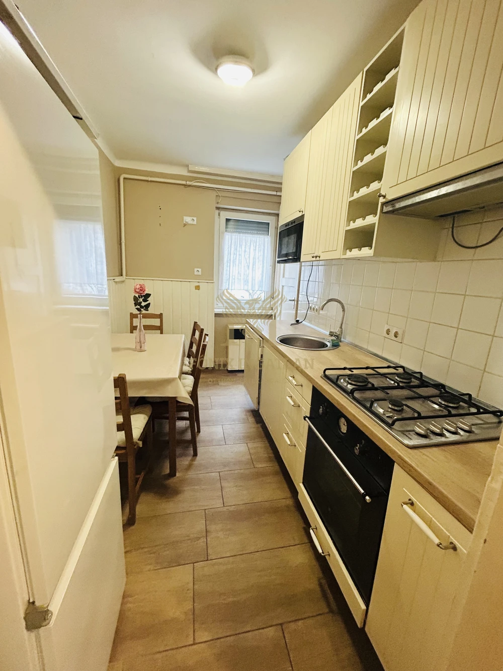 Áresés!!! 3 szobás, földszinti otthon eladó zöld környezetben.