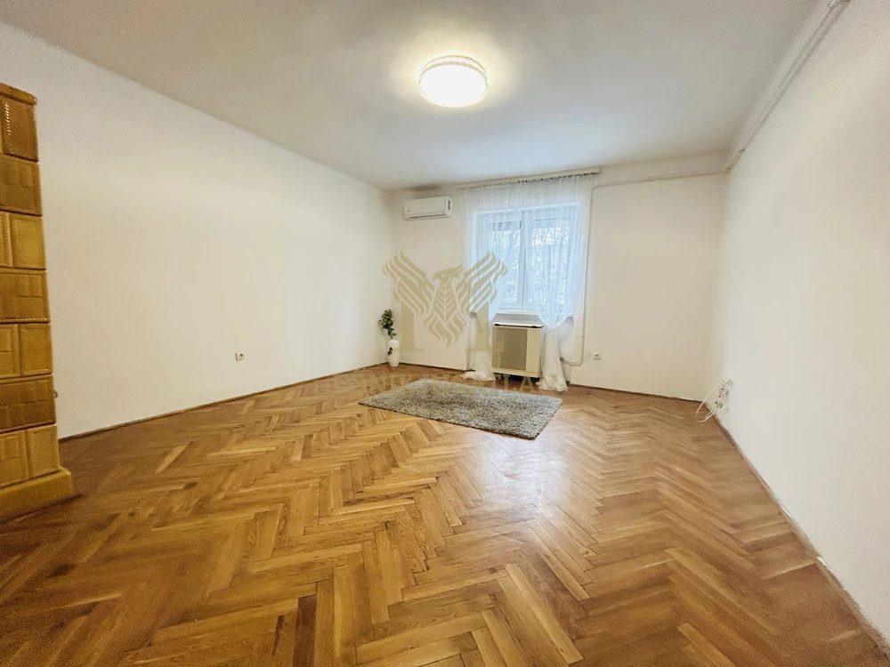 Áresés!!! 3 szobás, földszinti otthon eladó zöld környezetben.