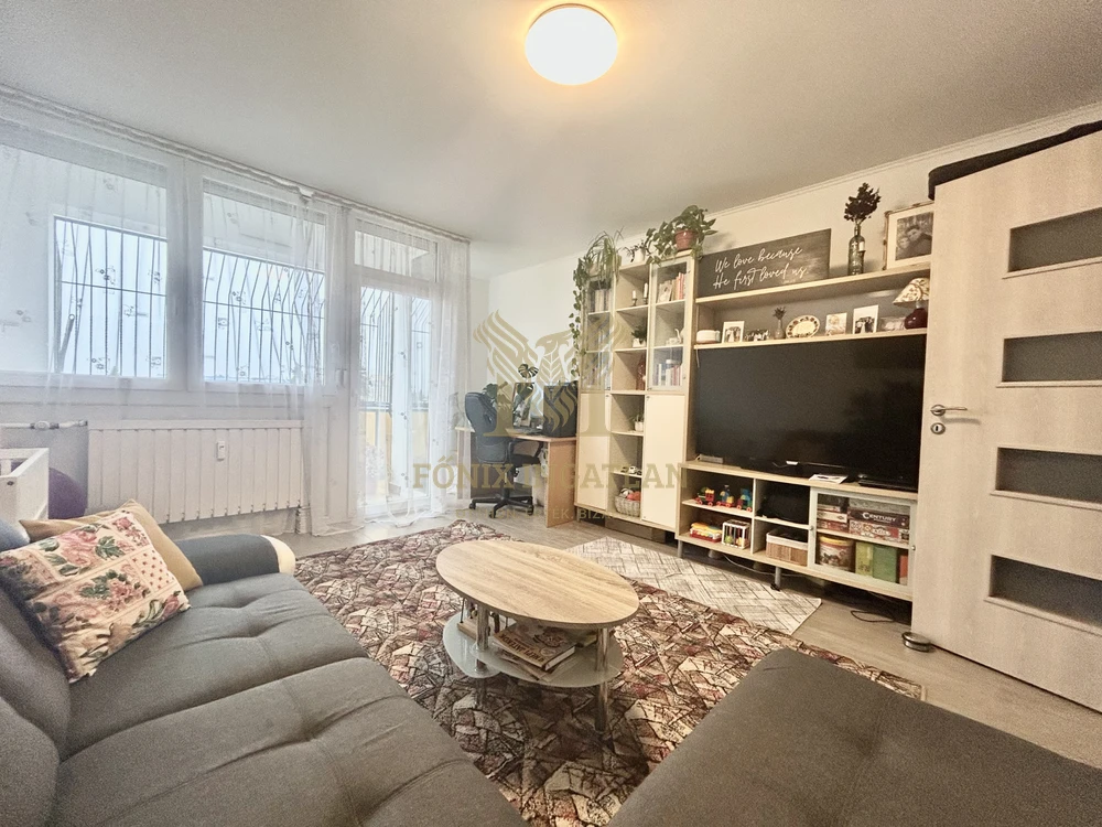 Mindenhez közel, mégis csendes – felújított 2 + ½ szobás lakás Gödöllőn!