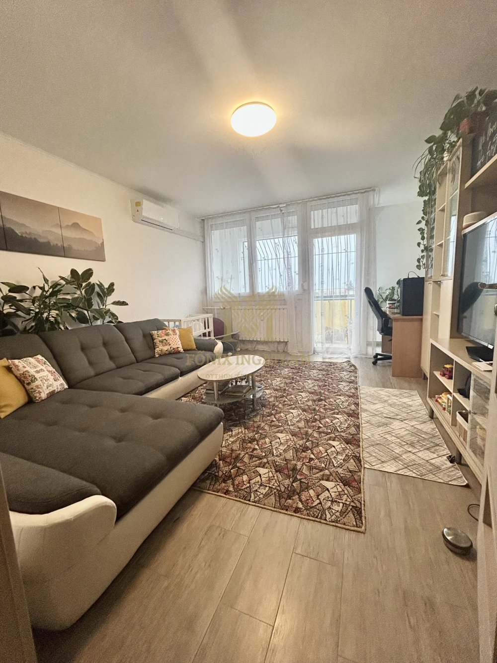 Mindenhez közel, mégis csendes – felújított 2 + ½ szobás lakás Gödöllőn!