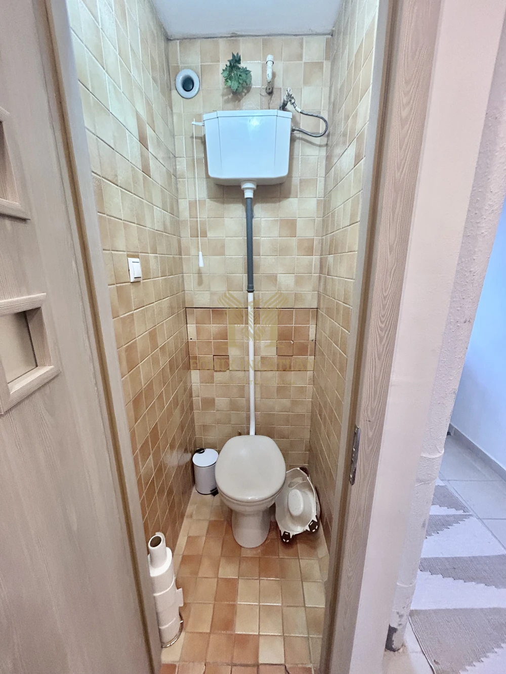 Mindenhez közel, mégis csendes – felújított 2 + ½ szobás lakás Gödöllőn!