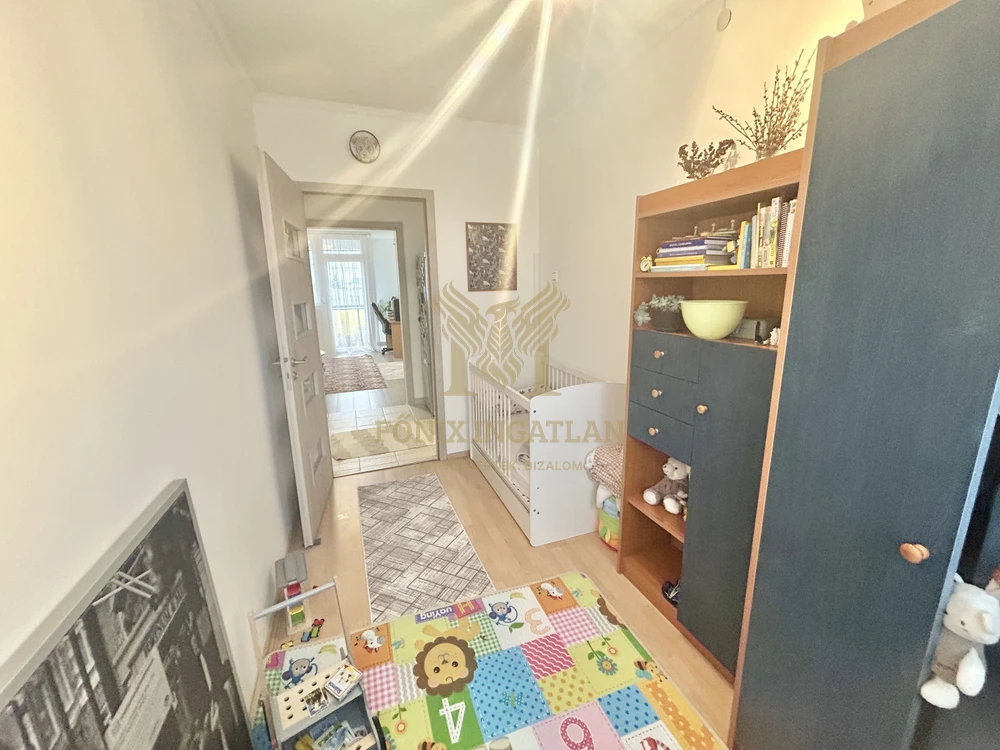 Mindenhez közel, mégis csendes – felújított 2 + ½ szobás lakás Gödöllőn!