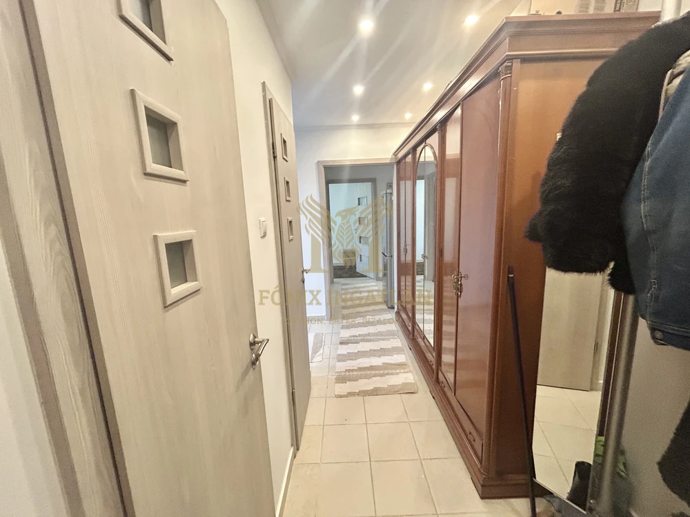 Mindenhez közel, mégis csendes – felújított 2 + ½ szobás lakás Gödöllőn!