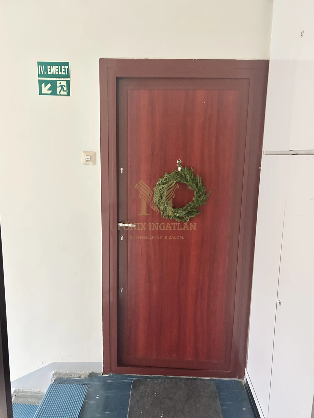 Mindenhez közel, mégis csendes – felújított 2 + ½ szobás lakás Gödöllőn!