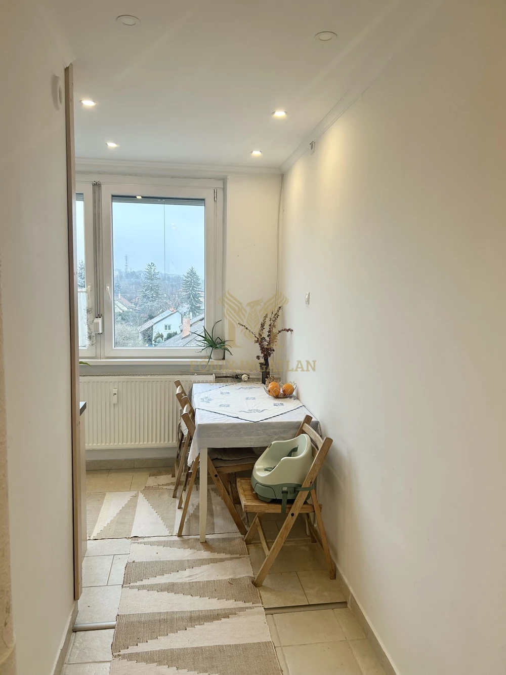 Mindenhez közel, mégis csendes – felújított 2 + ½ szobás lakás Gödöllőn!