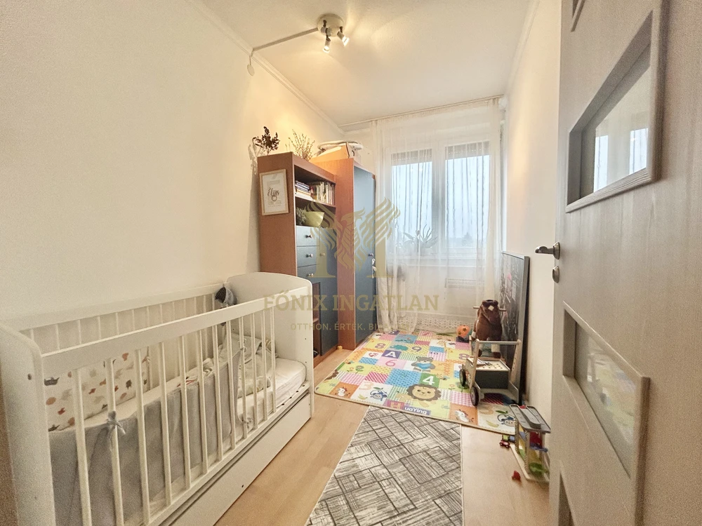 Mindenhez közel, mégis csendes – felújított 2 + ½ szobás lakás Gödöllőn!