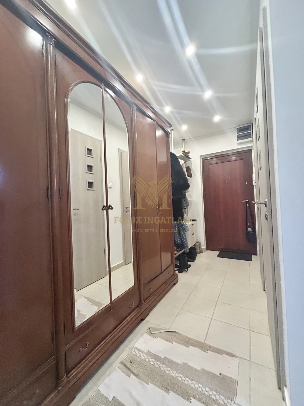 Mindenhez közel, mégis csendes – felújított 2 + ½ szobás lakás Gödöllőn!