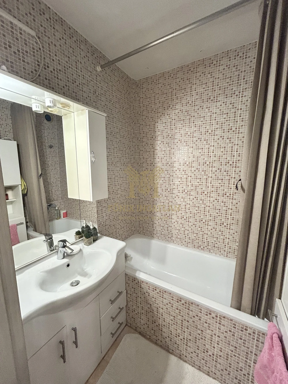 Mindenhez közel, mégis csendes – felújított 2 + ½ szobás lakás Gödöllőn!