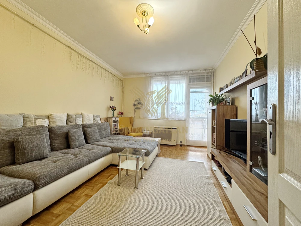 Belváros közeli gázfűtésű erkélyes lakás eladó.