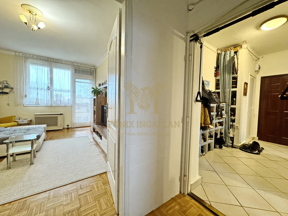Belváros közeli gázfűtésű erkélyes lakás eladó. 