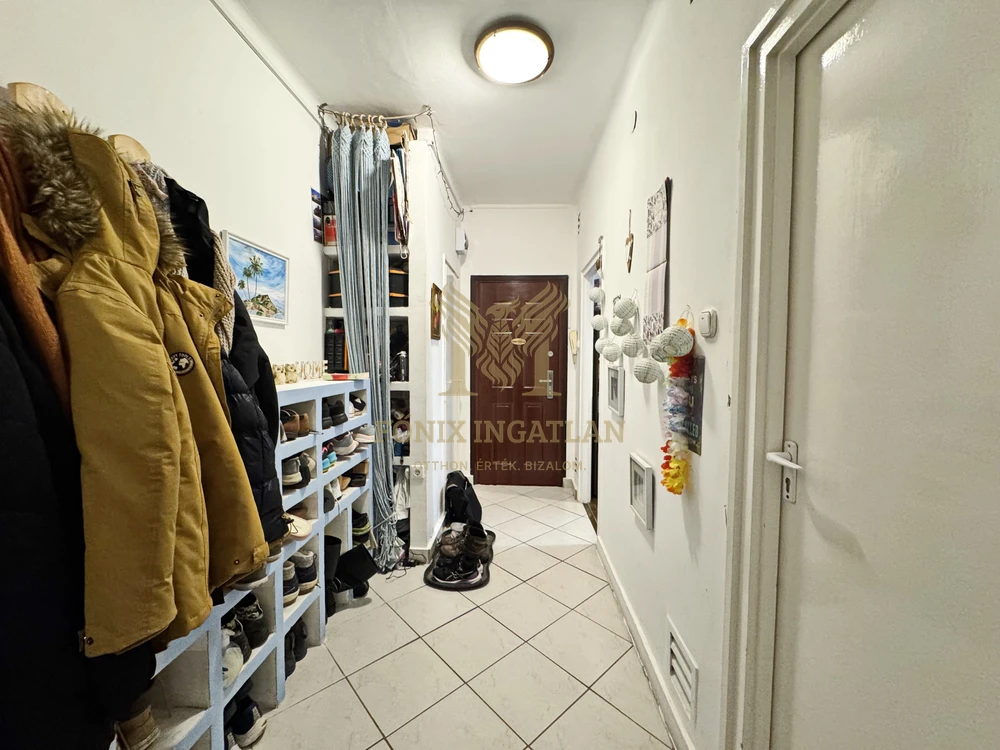 Belváros közeli gázfűtésű erkélyes lakás eladó. 