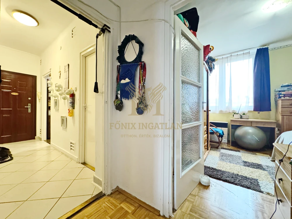 Belváros közeli gázfűtésű erkélyes lakás eladó. 