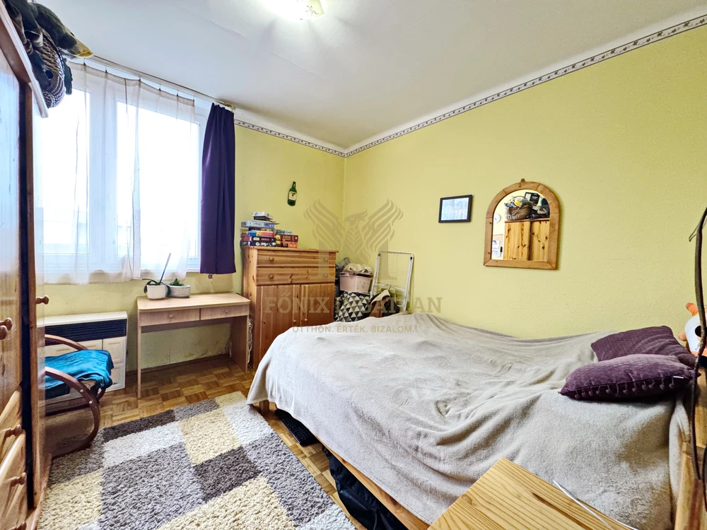 Belváros közeli gázfűtésű erkélyes lakás eladó. 