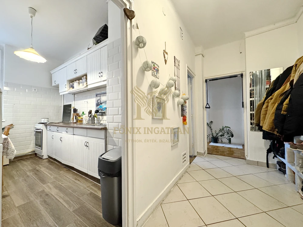 Belváros közeli gázfűtésű erkélyes lakás eladó. 