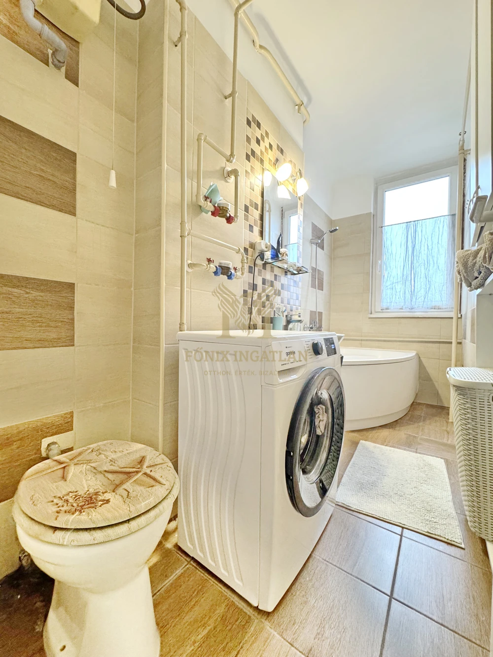 Belváros közeli gázfűtésű erkélyes lakás eladó. 