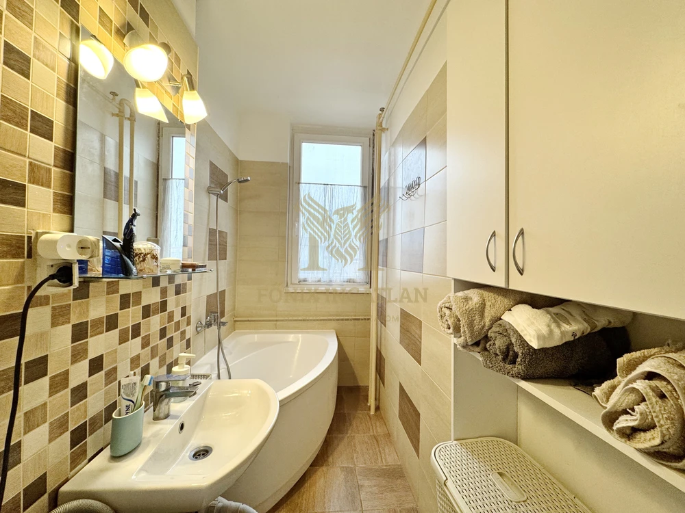 Belváros közeli gázfűtésű erkélyes lakás eladó. 