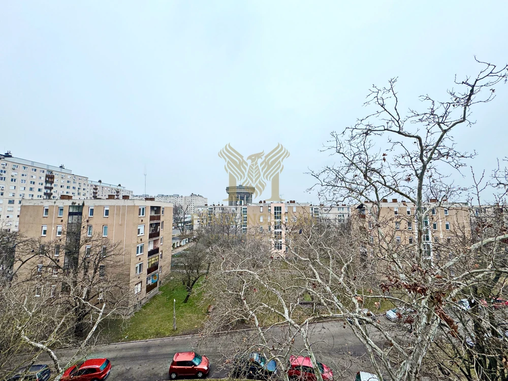 Belváros közeli gázfűtésű erkélyes lakás eladó. 