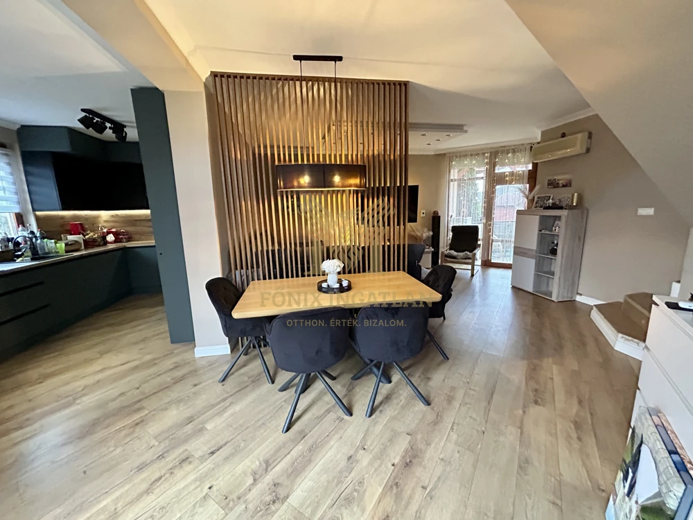 Tágas, kétszintes, 2024-ben felújított családi sorház Kaposváron