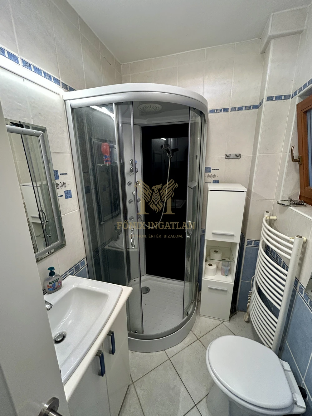 Tágas, kétszintes, 2024-ben felújított családi sorház Kaposváron