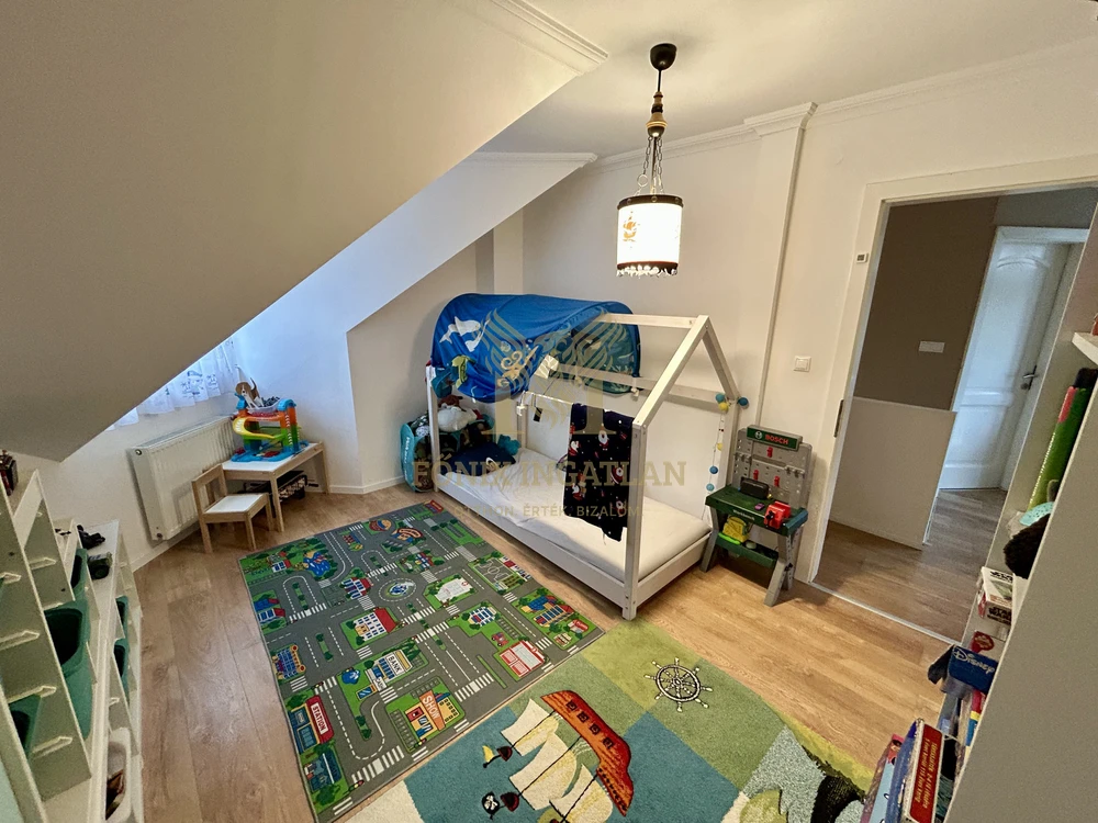 Tágas, kétszintes, 2024-ben felújított családi sorház Kaposváron