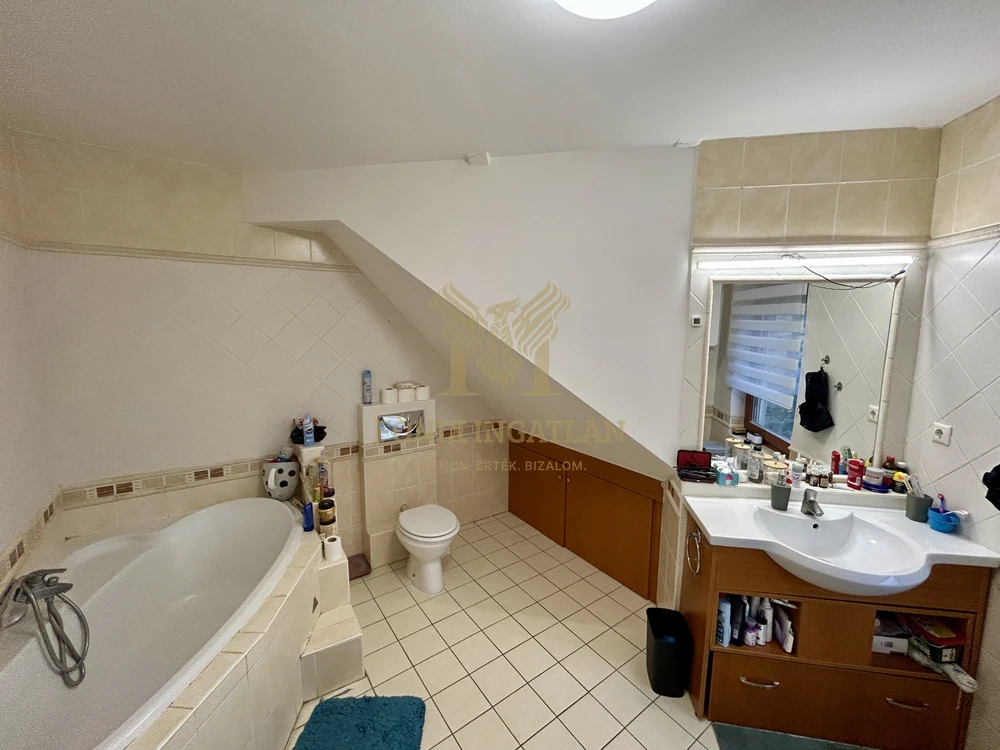 Tágas, kétszintes, 2024-ben felújított családi sorház Kaposváron