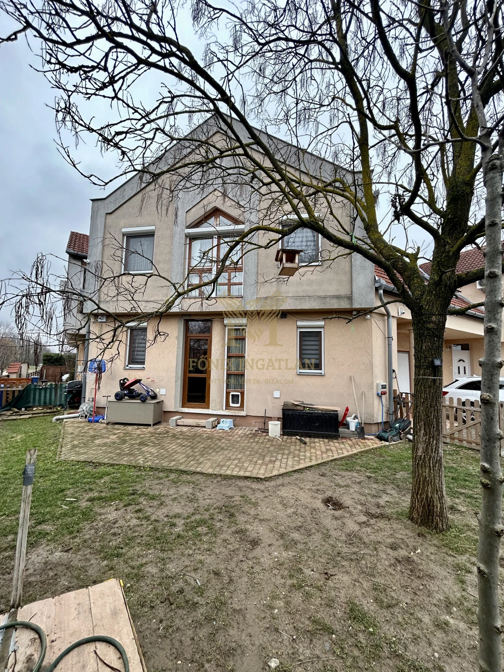 Tágas, kétszintes, 2024-ben felújított családi sorház Kaposváron