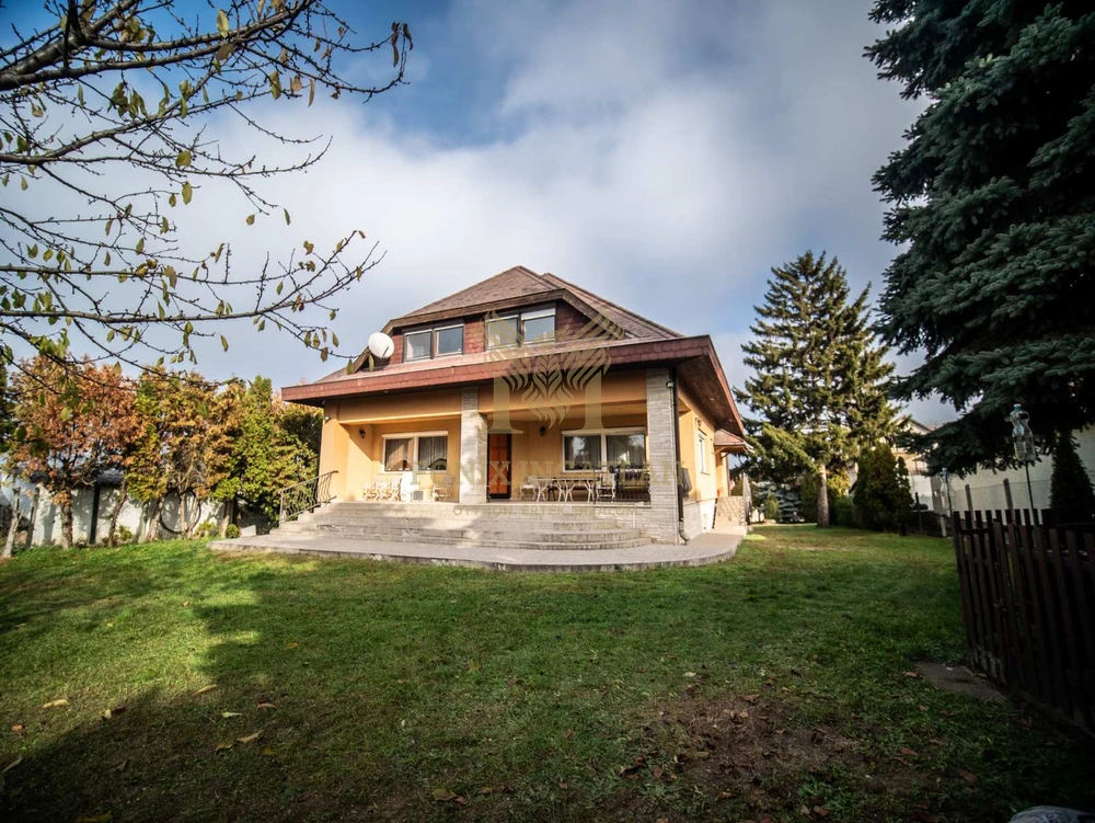 Panorámás, többgenerációs családi ház eladó!