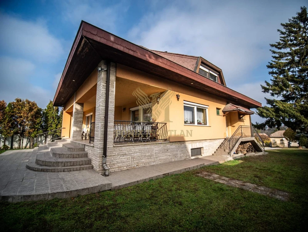 Panorámás, többgenerációs családi ház eladó!