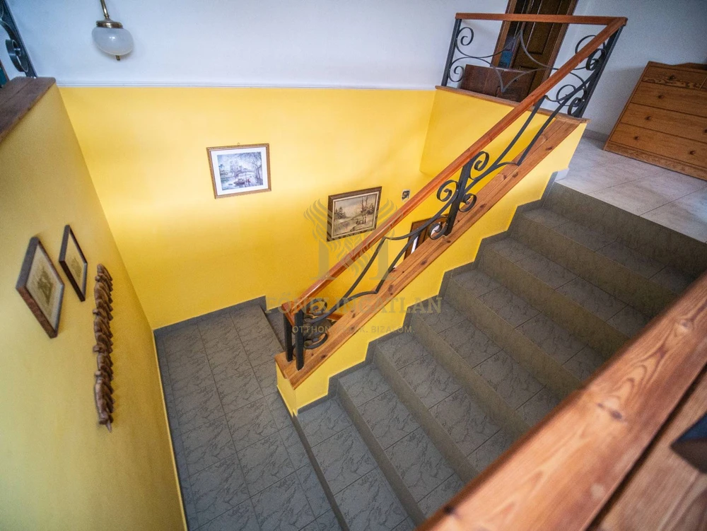 Panorámás, többgenerációs családi ház eladó!