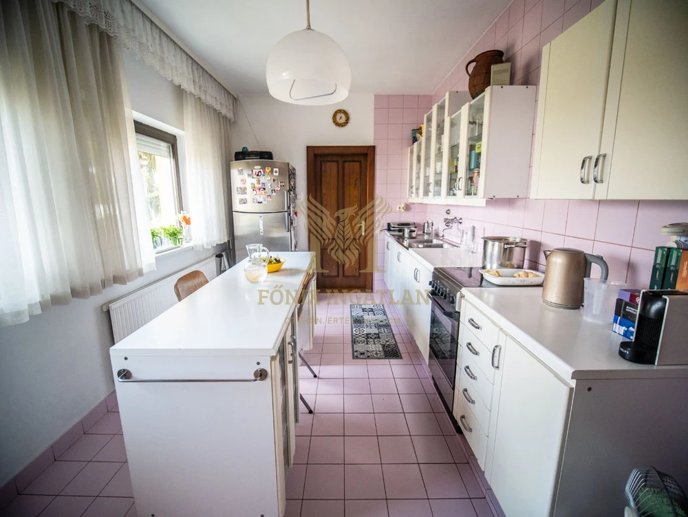 Panorámás, többgenerációs családi ház eladó!