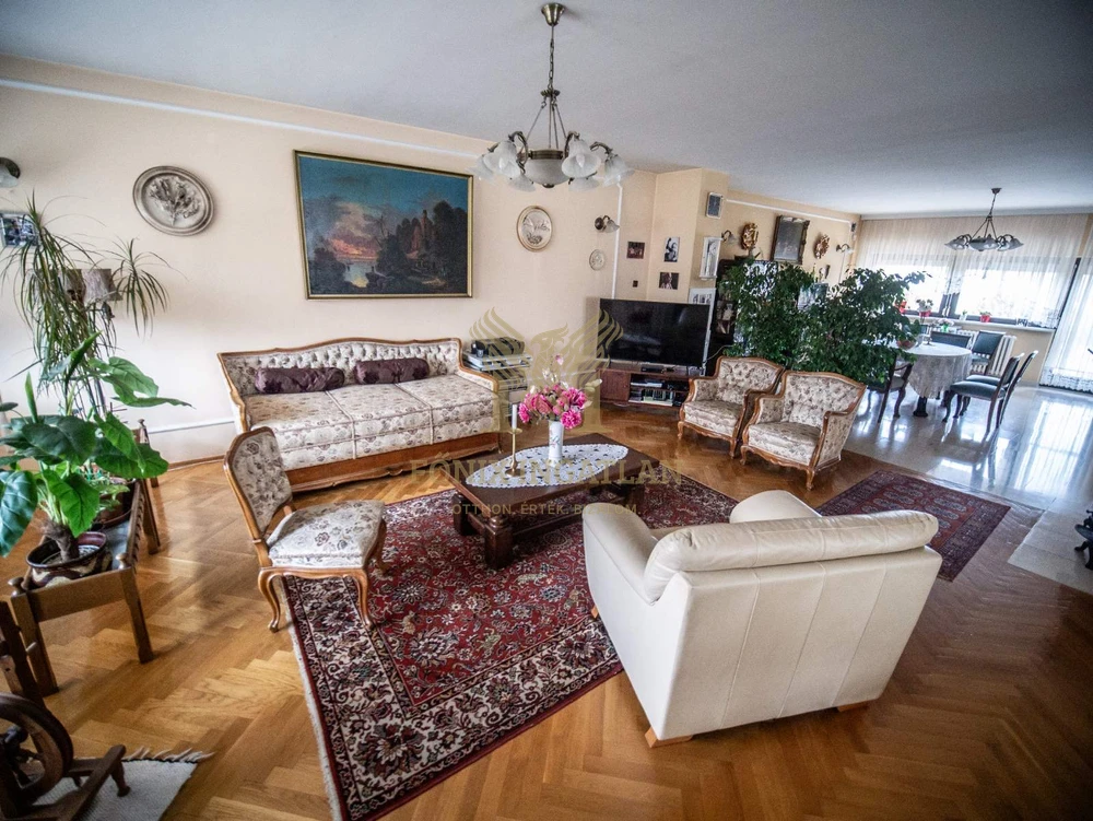 Panorámás, többgenerációs családi ház eladó!