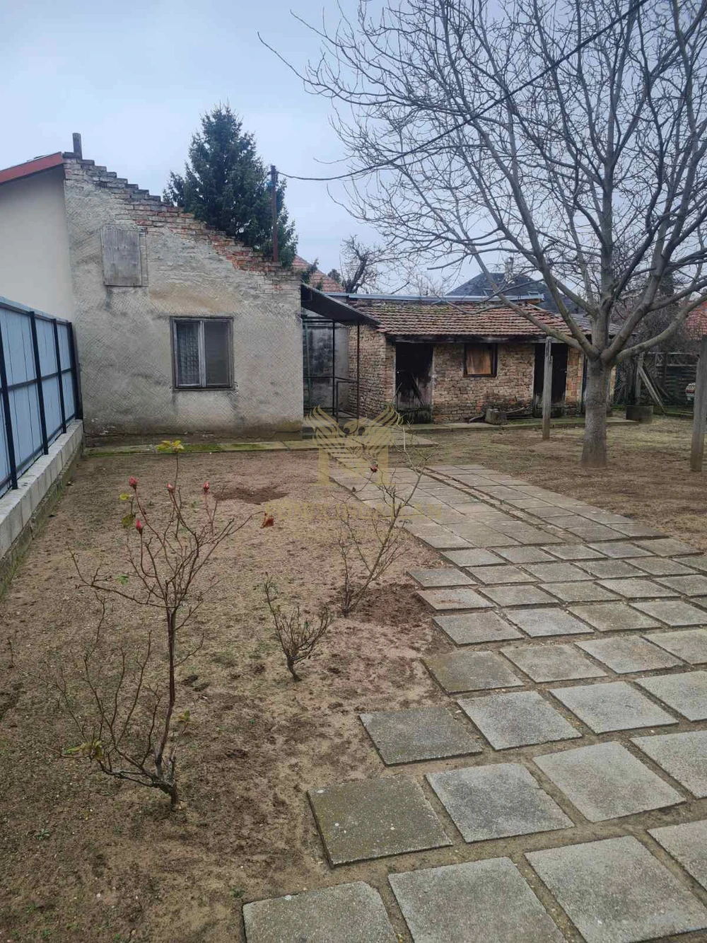 Azonnal költözhető , tehermentes , kertvárosi családi ház jó közlekedéssel