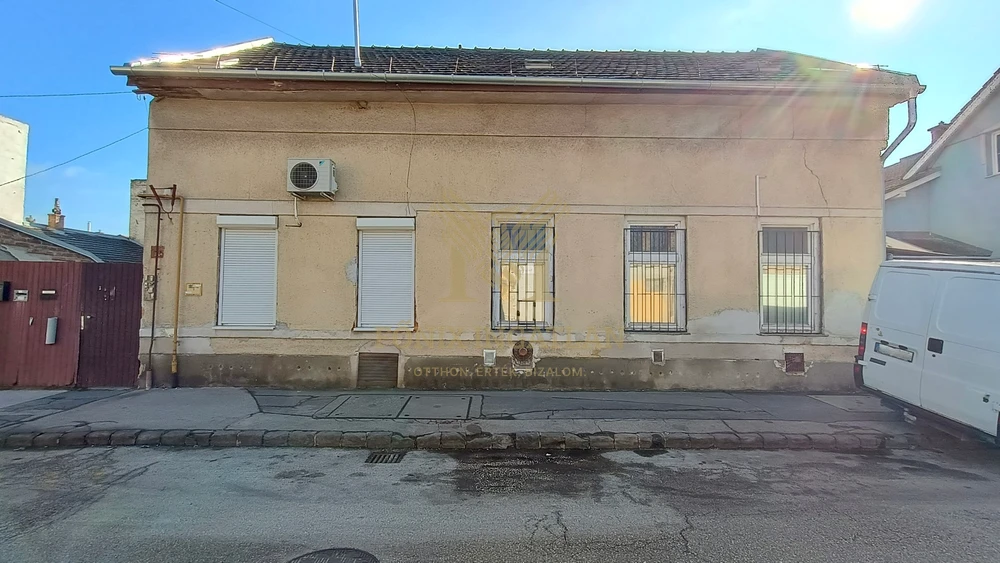 KÜLÖNLEGESSÉG  a IV. kerületben: az Attila utcában