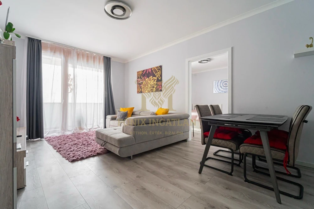 Marina-part közelében újszerű, erkélyes, 3 szobás lakás teremgarázs lehetőséggel