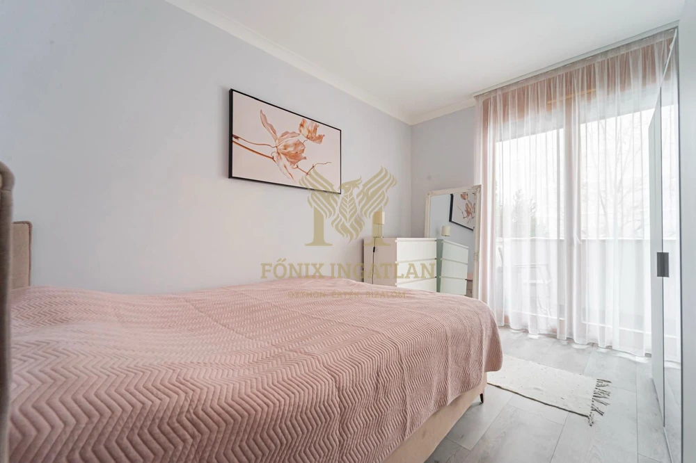 Marina-part közelében újszerű, erkélyes, 3 szobás lakás teremgarázs lehetőséggel