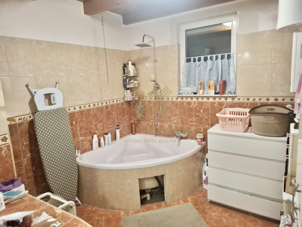 NAPELEMES, KLIMATIZÁLT IKERHÁZ KERTVÁROSI KÖRNYEZETBEN