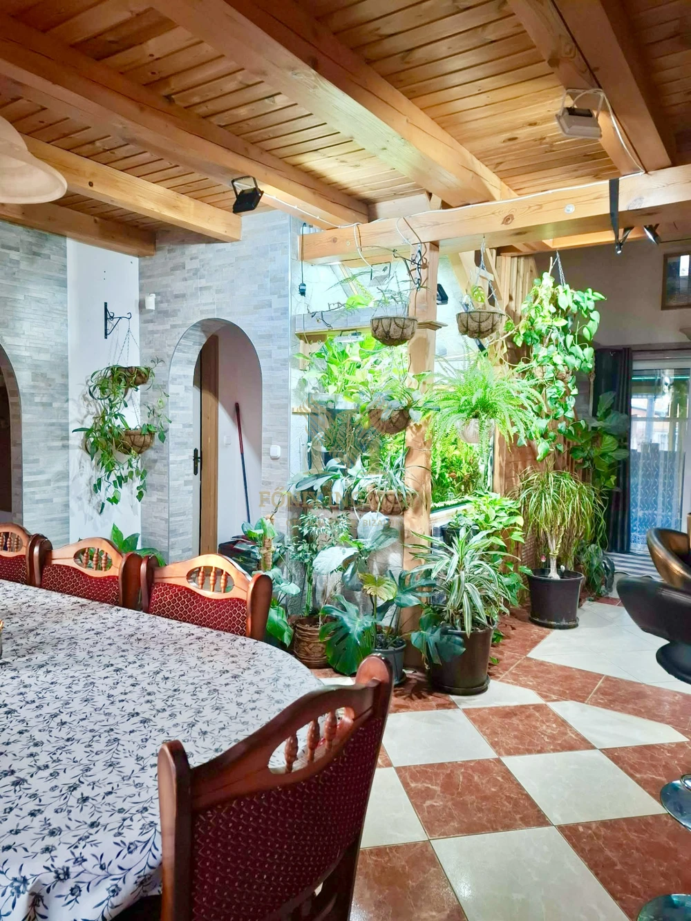 NAPELEMES, KLIMATIZÁLT IKERHÁZ KERTVÁROSI KÖRNYEZETBEN