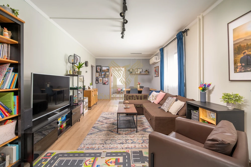 NAPFÉNYES, TÁGAS OTTHON PARKRA NÉZŐ KILÁTÁSSAL – 4. EMELET, LIFTES HÁZBAN!