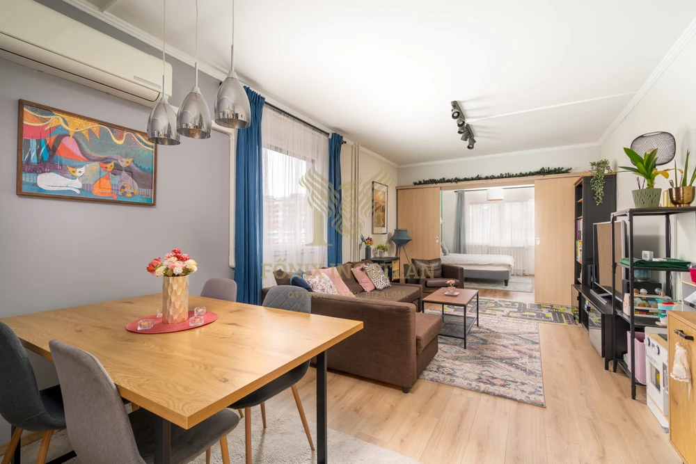 NAPFÉNYES, TÁGAS OTTHON PARKRA NÉZŐ KILÁTÁSSAL – 4. EMELET, LIFTES HÁZBAN!