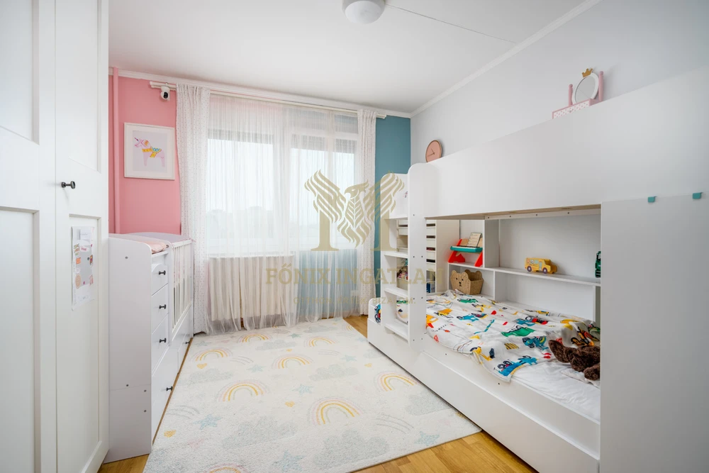 NAPFÉNYES, TÁGAS OTTHON PARKRA NÉZŐ KILÁTÁSSAL – 4. EMELET, LIFTES HÁZBAN!