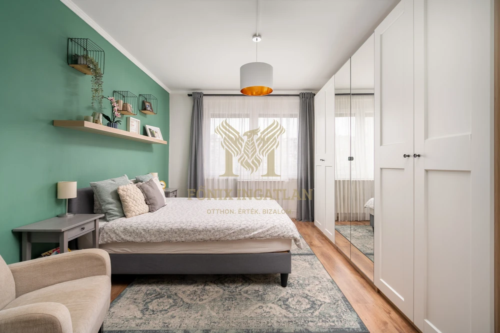 NAPFÉNYES, TÁGAS OTTHON PARKRA NÉZŐ KILÁTÁSSAL – 4. EMELET, LIFTES HÁZBAN!