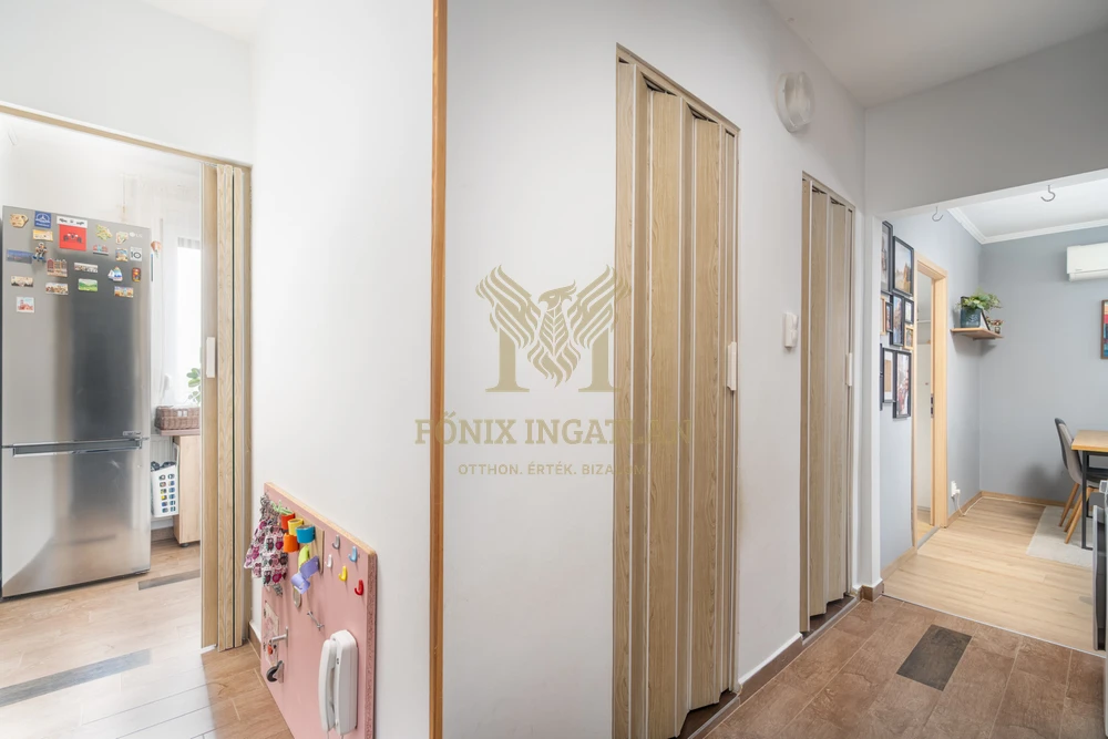 NAPFÉNYES, TÁGAS OTTHON PARKRA NÉZŐ KILÁTÁSSAL – 4. EMELET, LIFTES HÁZBAN!