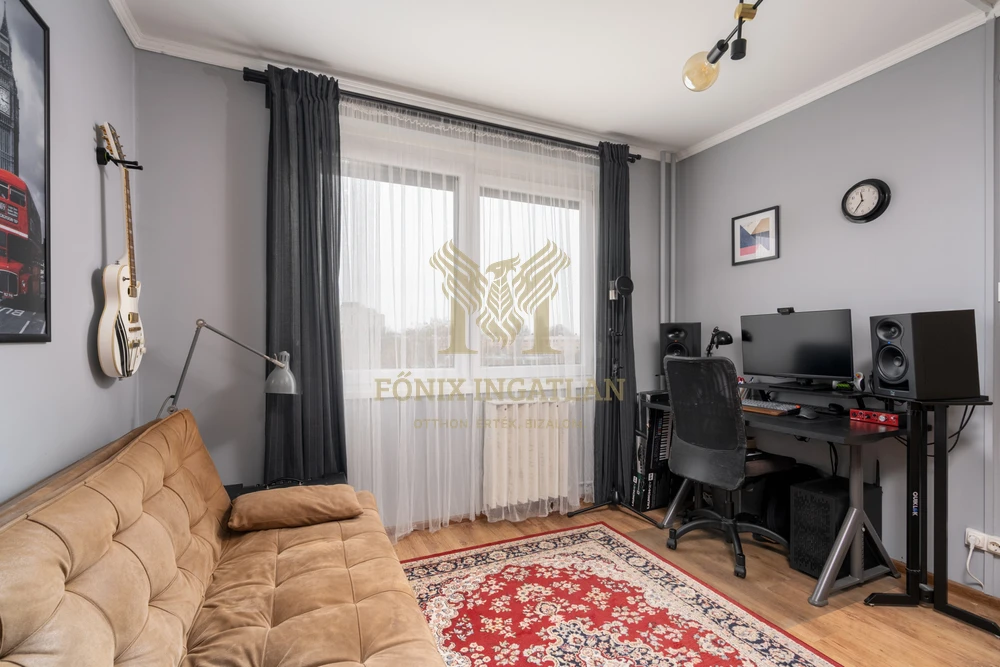 NAPFÉNYES, TÁGAS OTTHON PARKRA NÉZŐ KILÁTÁSSAL – 4. EMELET, LIFTES HÁZBAN!