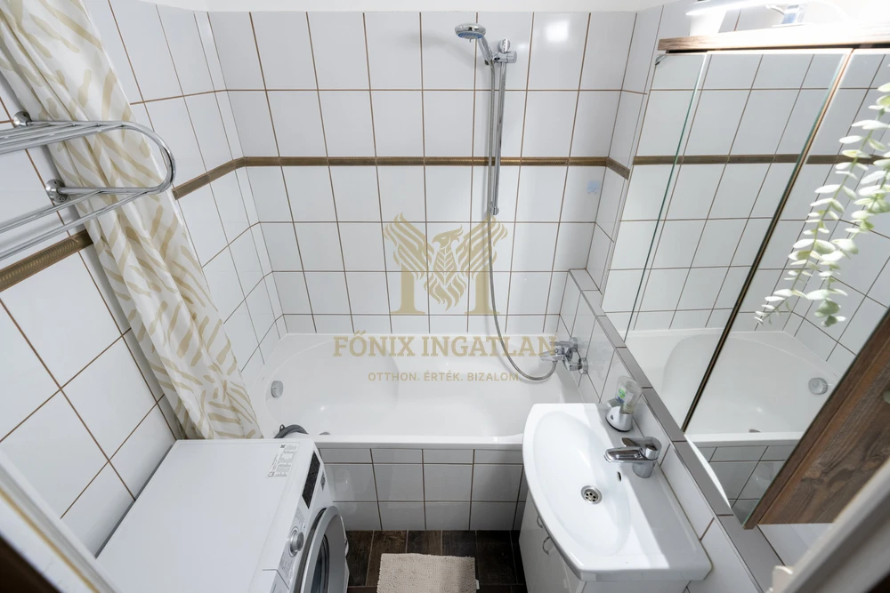 NAPFÉNYES, TÁGAS OTTHON PARKRA NÉZŐ KILÁTÁSSAL – 4. EMELET, LIFTES HÁZBAN!