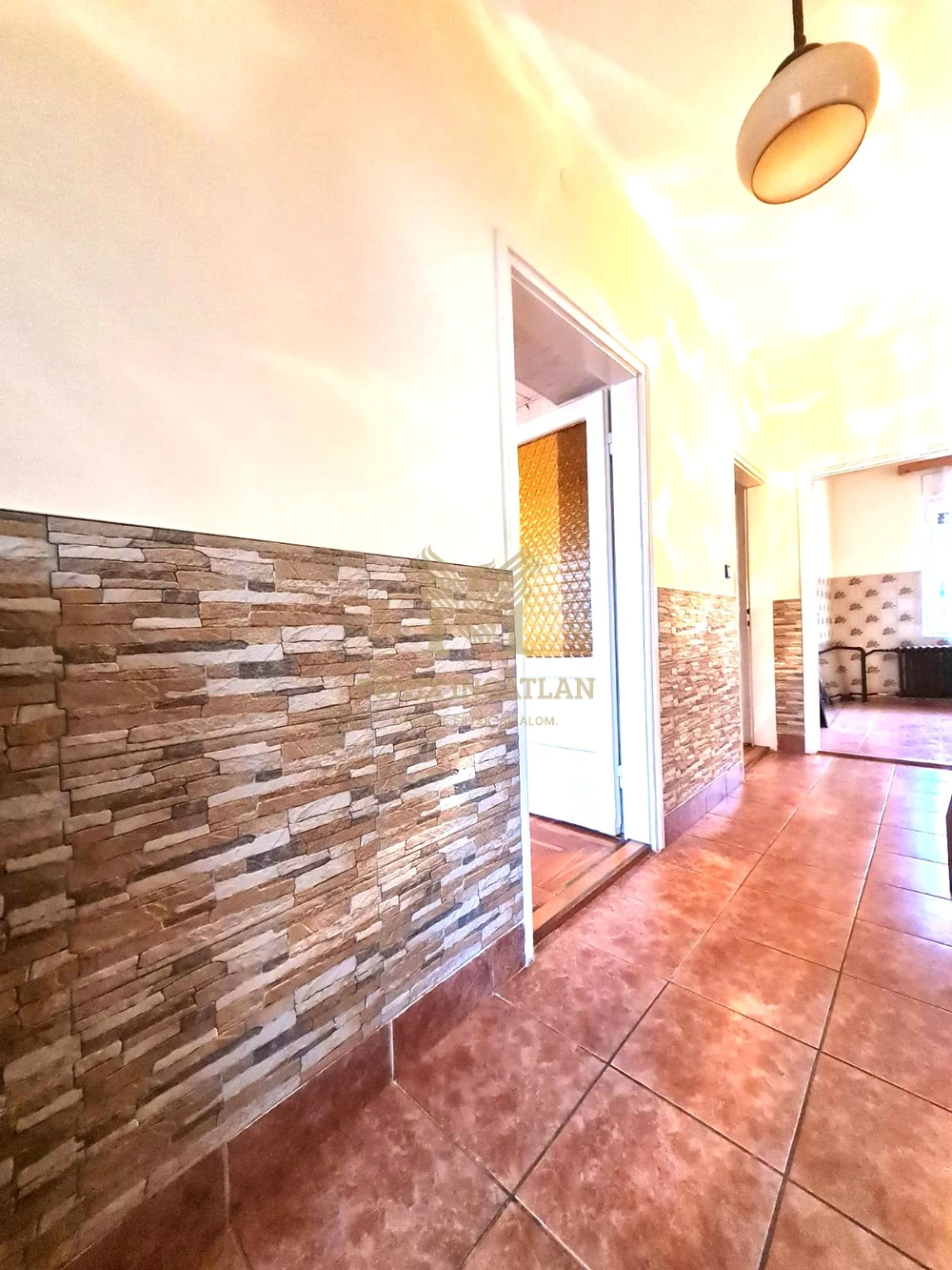 Azonnal költözhető , tehermentes , kertvárosi családi ház jó közlekedéssel