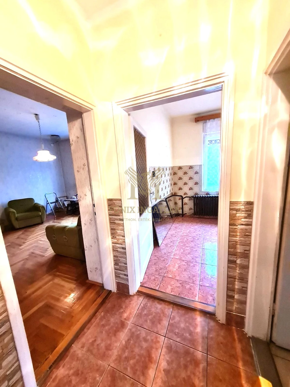 Azonnal költözhető , tehermentes , kertvárosi családi ház jó közlekedéssel