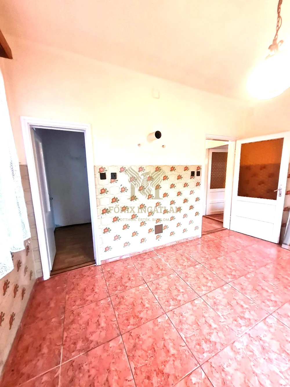 Azonnal költözhető , tehermentes , kertvárosi családi ház jó közlekedéssel